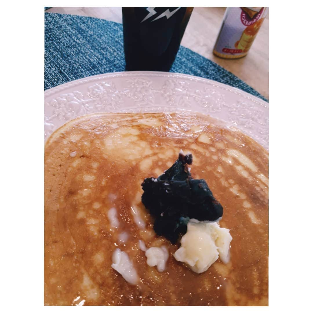 大山未希さんのインスタグラム写真 - (大山未希Instagram)「🥞 今日から9連休✨✨✨ 去年はずっと海外だったけど 今年はなぁーんも予定なく ひきこもり夫婦になりそうな予感😁 やっとやっとNetflix契約したから ずっと見てるだろうな😂 そんな初日の朝御飯はパンケーキ‼ 和が好きなのは隠せずあんこのせちゃうよね😂😂 #年末年始 #休暇 #パンケーキ #夜は久しぶりのあの人が遊びに来るよ #みきごはん🍙 ↓」12月28日 10時06分 - miki_oyama1003