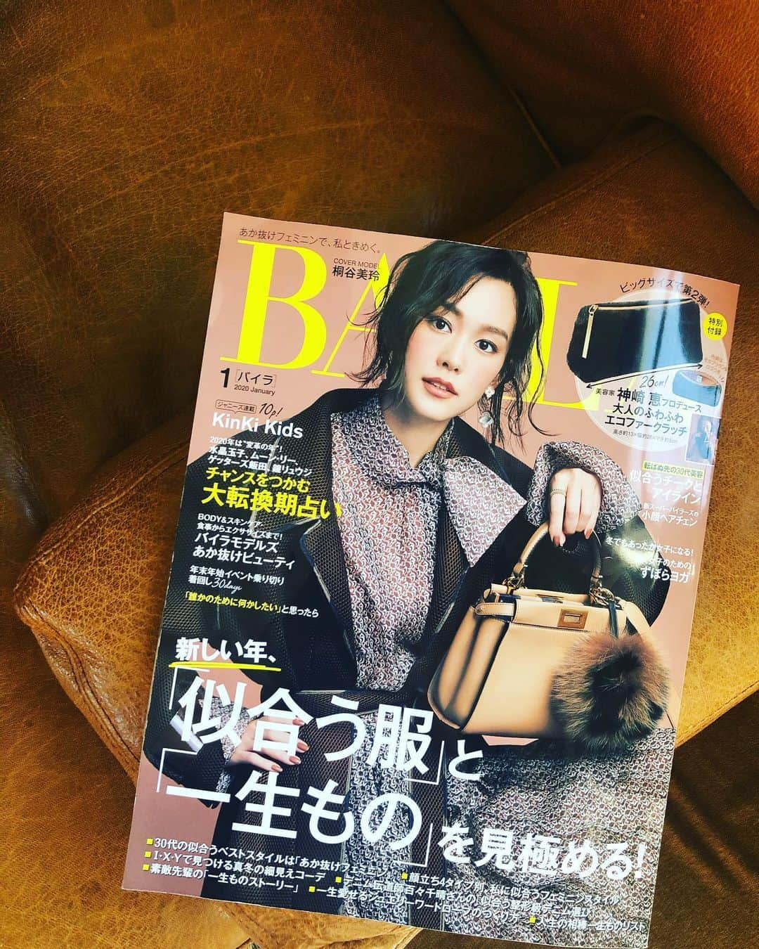 神崎恵さんのインスタグラム写真 - (神崎恵Instagram)「発売中の　『BAILA』１月号。 私物での撮影。 とても気分なテーマです。 自分の中の「今の気分」を楽しんでいます。 #BAILA #バイラ」12月28日 10時17分 - megumi_kanzaki