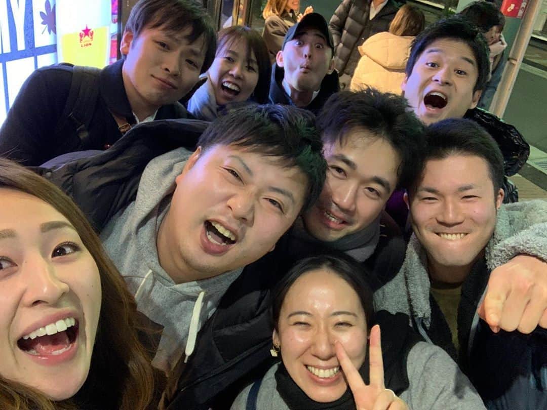 菊池沙都のインスタグラム：「西武ホワイトべアーズ同世代！ 思い出話に花が咲く。#懐かしい まあみんなよく覚えてるもんだ。 #小学校中学校のチームメイト #6歳から15歳まで一緒にホッケーやってた #中学3年生の時みんなでドロケイ本気になりすぎて大喧嘩になって監督からチームでドロケイ禁止令  #同じ試合で骨折して一緒に病院行って隣の部屋で痛みに震えてた仲間 #私が痛すぎて笑えてきてその声が響いて痛かったんだって#ごめんね #みんなお互い二言目には『お父さんお母さん元気？』と聞く #そのあとはお互いの兄弟のこと聞く #次は父兄兄弟会するよ #OB戦もするよ #神宮と合同でやりたいけど『きっと神宮は今もみんな強いよね』ってなってその話すぐ終わったね #なんかみんなちゃんと大人だった #昔は気が強すぎてごめんね、昔は。 #また集まろうね#幹事よろしく」