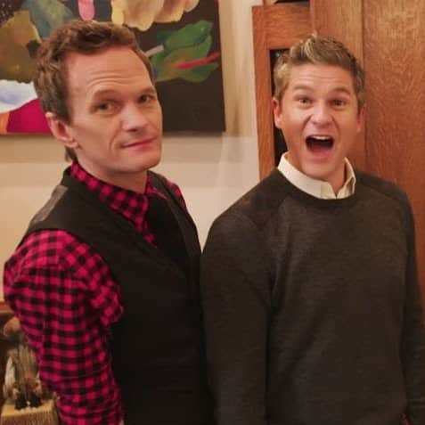 ニール・パトリック・ハリスのインスタグラム：「Enjoy the last weekend of 2019!! Have a great one! 🙂😊 #neilpatrickharris #davidburtka #nph #db #tagsforlikes #actors #lovethem #handsome #chef #couple #husbands @nph @dbelicious 💙💙」