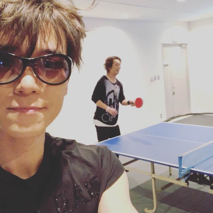 SHINPEIのインスタグラム：「今日はCOUNTDOWN JAPAN 19/20に初出演します！  BREAKERZの出番は13時〜COSMO STAGE  本番前に卓球ではしゃぐベーシストMatsuさんを激写。」