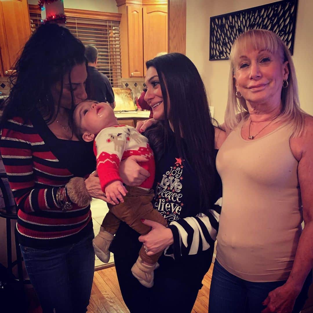 ディーナ・ニコール・コルテーゼのインスタグラム：「He’s One loved kid ❤️ #mommy #aunty #grandma」