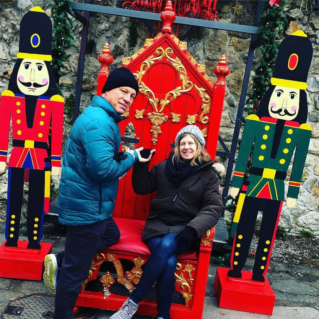 ジェイソン・ブラウンのインスタグラム：「Without them, there would be no me!! ❤️👪 Happy Anniversary to the 🤴 & 👸 of my life!! I love you 😘 結婚記念日おめでとう!」