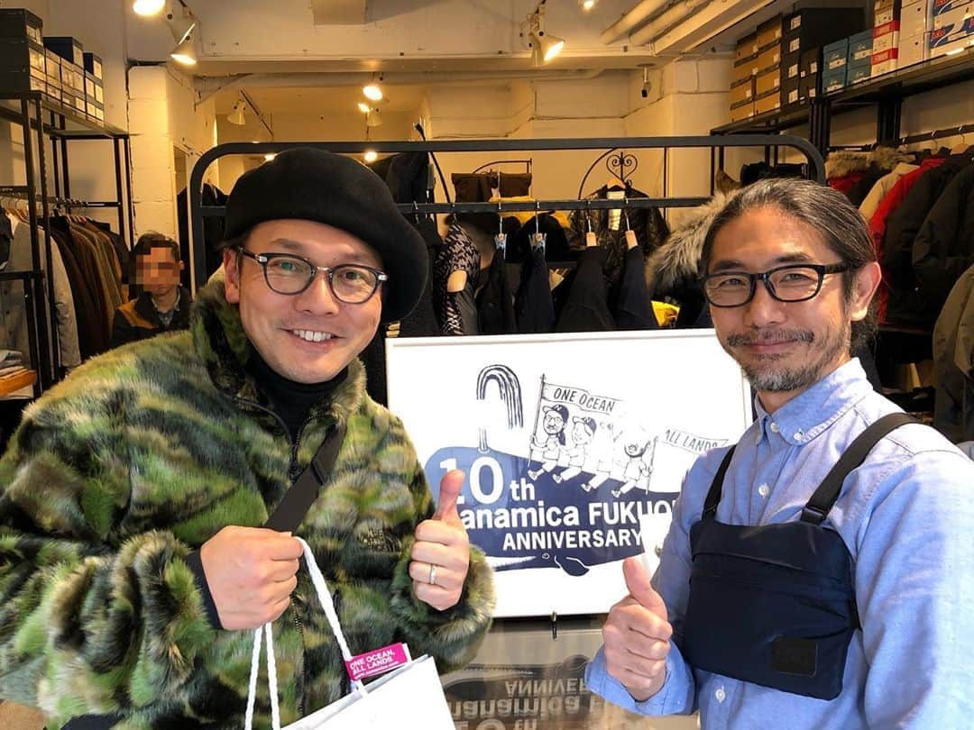 外賀幸一さんのインスタグラム写真 - (外賀幸一Instagram)「＂福岡に行ったら＂  必ず立ち寄るのが nanamica FUKUOKA！  nanamicaオリジナル、 THE NORTH FACE PURPLE LABALや ファッショニスタの心をくすぐる アイテムを数多く セレクトしているお店です♪  今回は東京・恵比寿にあるショップ TAMANIWAの オリジナルアイテムの スウェットカーディガンをGET！  店長の溝口さんをはじめ、 スタッフのみなさんは 話しやすい方ばかりで 今回も気持ちよく買い物できました！ ありがとうございます♬  #nanamica #nanamicafukuoka  #ナナミカ #福岡ファッション  #thenorthfacepurplelabel  #tamaniwa #tamaniwaebisu」12月28日 10時57分 - 51geka51