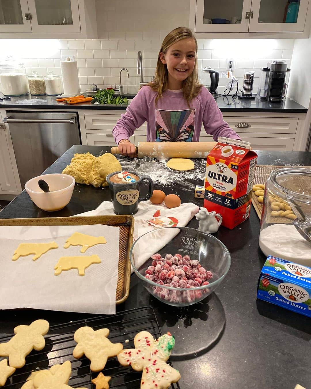 ジェシカ・シーバさんのインスタグラム写真 - (ジェシカ・シーバInstagram)「#ad Giveaway CLOSED! Congratulations @erica.a.taylor! Zoe loves being in the kitchen and baking during the holidays is one of our favorite ways to spend our time. I’m so excited to partner with @organicvalley to give you the chance to win an Organic Valley Baking Kit plus 6 months of Organic Valley product coupons! (A $450 value!) To enter: 1. Like this post 2. Follow @mommasgonecity and @organicvalley 3. Tag your favorite baking partner.  Giveaway ends on Thursday, January 2 at 11:59PM PST. Winner will be announced around Friday, January 3. Open to US residents only. Giveaway not associated with Instagram.」12月28日 11時05分 - mommasgonecity