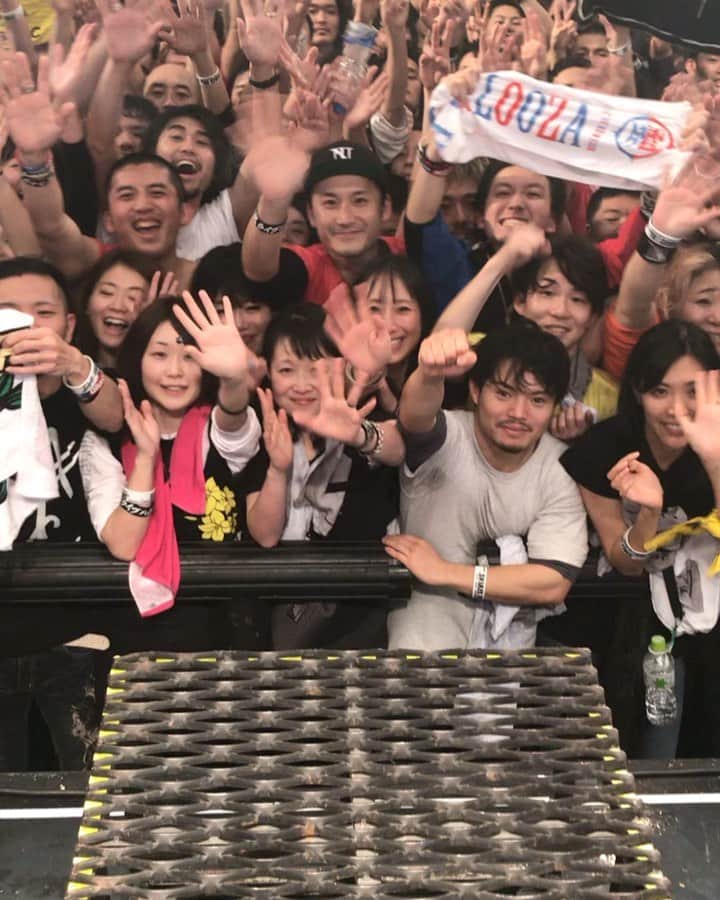 桜井誠のインスタグラム：「THE SEVENS FINAL zepp DiverCity 集大成、Crewのみんなと共に作り上げることが出来たと思います。 何をするにも、必要としてくれる人が居るから成り立つ。俺らにとってそれはライブハウスに集まってくれる皆や、音源を買って聴いてくれる人々。 立ち直れないほど苦しい時も、向かう所敵なしな順風満帆な時も、我々はそれを素直に表現し、そしてそれを受け止めてくれる有り難さ。 Crew始め、ファンの皆様、本当に感謝しかありません。ありがとうございます！ そして、今回大きな力を貸してくれたつよぽんに、心から感謝します！ プレイも人柄も大好きなベーシスト。 これで終わりなんて無理。 だから許される限り、一緒にやっていきます！ 来年も宜しくお願いします！ #dragonash  #THESEVENS #THEFIVES #dacrew」
