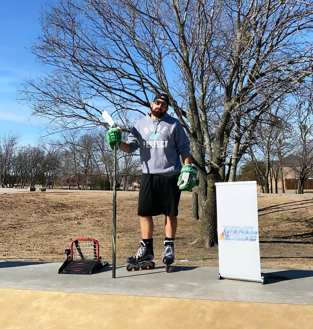 Dude Perfectさんのインスタグラム写真 - (Dude PerfectInstagram)「Hockey Trick Shots goes LIVE Monday* @ 6/5c thanks to @nbcSports!! 🏒 #ad」12月28日 11時36分 - dudeperfect