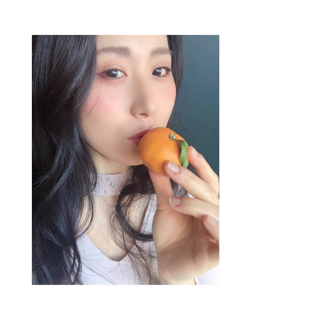 宇田恵菜さんのインスタグラム写真 - (宇田恵菜Instagram)「Enjoyed tasting Ehime, the well known Mikan orange.x  実家から送られてきた愛媛のみかんラストになりました☺️ 愛媛といえばみかん。まだまだ感覚が愛媛の異端児なので、他の音色も奏でれるように本当に考えぬこうと奮起している12／２８。  #実家 #紅マドンナ #愛媛県民 #恵菜東京上京物語 #愛媛のみかん #愛媛みかん #愛媛産 #母の愛 #愛媛っ子　#愛媛出身　#actresslife」12月28日 11時30分 - ena2727