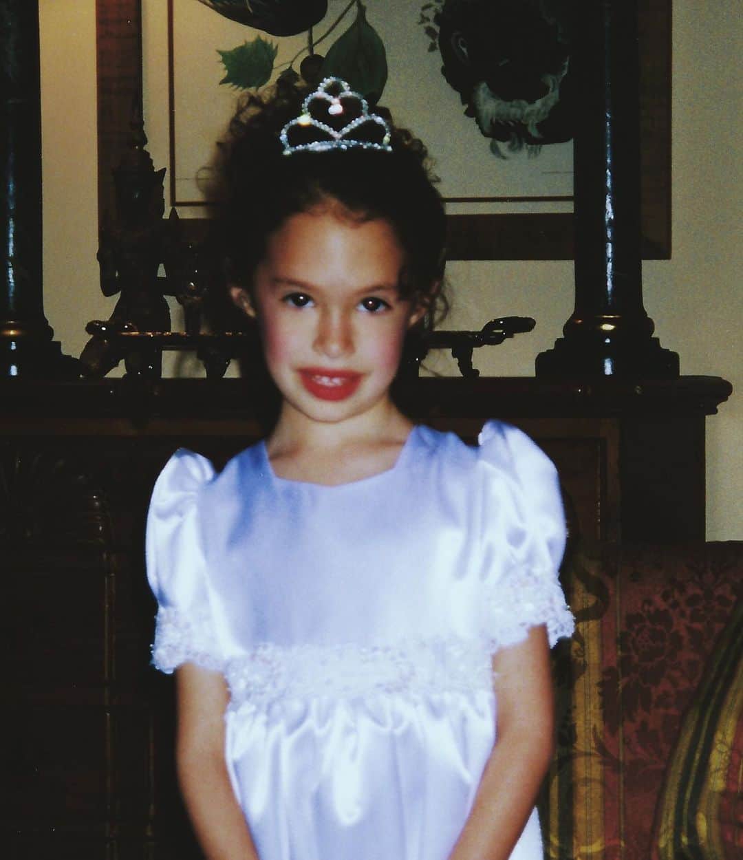 クロエ・ブリッジスのインスタグラム：「Got my tiara out cause it’s my birthday 👑✨」