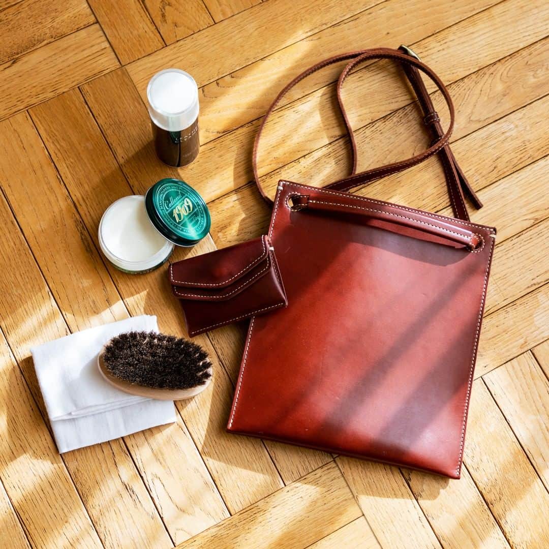 土屋鞄さんのインスタグラム写真 - (土屋鞄Instagram)「健やかな気持ちで新年を迎えられるように、革製品にもお手入れを。「お疲れさま」と「来年もよろしく」の思いを込めて。 ・ #お手入れ #メンテナンス #革 #革小物 #土屋鞄 #土屋鞄製造所 #leathercare #leather #Tsuchiyakaban」12月28日 11時40分 - tsuchiya_kaban