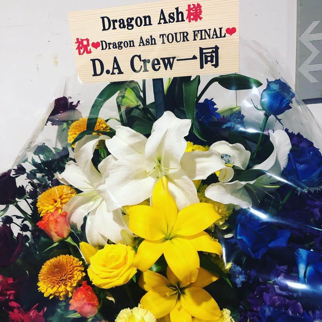 Dragon Ashさんのインスタグラム写真 - (Dragon AshInstagram)「我らが DA CREW から素敵なお花を頂きました！ 熱いサポート本当にありがとう！」12月28日 11時41分 - dragonash_official
