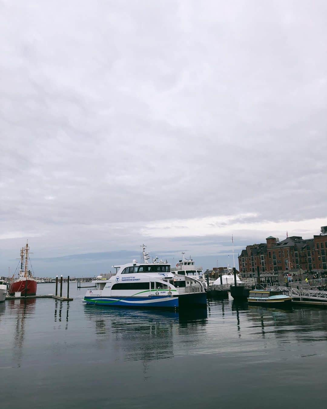 ベイカー恵利沙さんのインスタグラム写真 - (ベイカー恵利沙Instagram)「Surprise trip to Boston with @hammetime @marytheg and @anup.aryal  コネチカットでクリスマスを過ごしたあと、思い立ってその足で彼の妹夫婦が住むボストンに🚗 お父さんの出身地で、家族がいるから小さい頃から何度も訪れているボストン。 でも家族に会いに行く場所だったからほとんど観光をしたことがなくて、 こんなに何回も来てるのに初めて街をゆっくり見た！ アメリカでも最も古い街のひとつで、歴史の残る美しい街 歴史的建造物や、美味しい食べ物、ボストンマラソンのフニッシュラインも見に行った！ 水が近くにある街ってやっぱり好きだなあ 1枚目の写真は1946年からあるベーカリー🧁リコッタのcannoliが本当に美味しいから絶対食べてほしい🥺 クラムチャウダーとオイスターも忘れずに！ホリデー楽しいなあ☺️」12月28日 11時45分 - bakerelisa