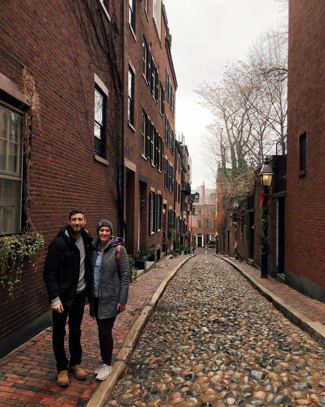 ベイカー恵利沙さんのインスタグラム写真 - (ベイカー恵利沙Instagram)「Surprise trip to Boston with @hammetime @marytheg and @anup.aryal  コネチカットでクリスマスを過ごしたあと、思い立ってその足で彼の妹夫婦が住むボストンに🚗 お父さんの出身地で、家族がいるから小さい頃から何度も訪れているボストン。 でも家族に会いに行く場所だったからほとんど観光をしたことがなくて、 こんなに何回も来てるのに初めて街をゆっくり見た！ アメリカでも最も古い街のひとつで、歴史の残る美しい街 歴史的建造物や、美味しい食べ物、ボストンマラソンのフニッシュラインも見に行った！ 水が近くにある街ってやっぱり好きだなあ 1枚目の写真は1946年からあるベーカリー🧁リコッタのcannoliが本当に美味しいから絶対食べてほしい🥺 クラムチャウダーとオイスターも忘れずに！ホリデー楽しいなあ☺️」12月28日 11時45分 - bakerelisa