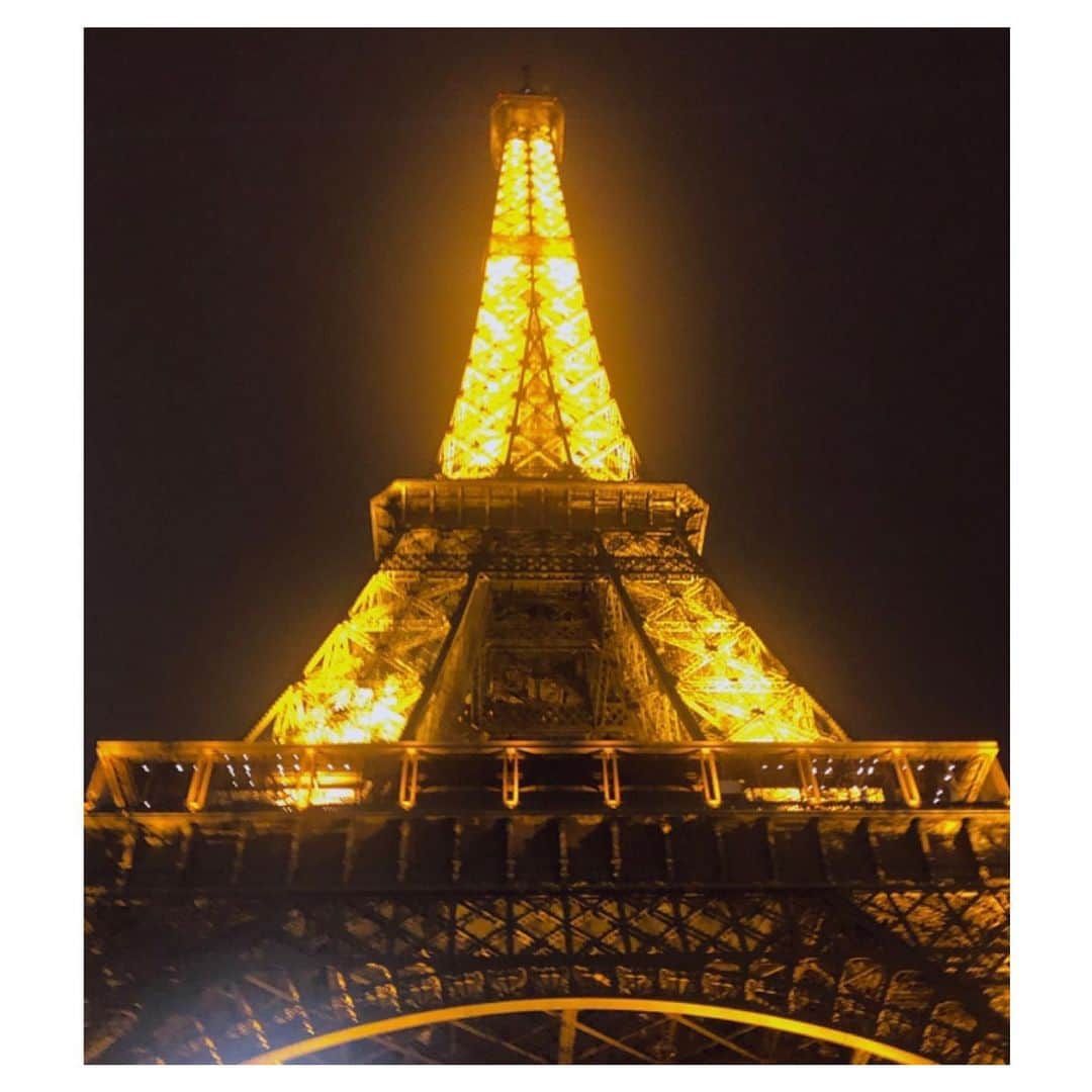 山田優依さんのインスタグラム写真 - (山田優依Instagram)「Tower Eiffel 🇫🇷 . マルタに住んでた時に来た1泊フランスでは 夜のパリを見れなかったから、初めてのパリの夜✨ . あまり夜景には感動しないのだけど、街のライトアップ にエッフェル塔のシャンパンフラッシュに 自分でも予想以上に感激🙈✨ . #France #Paris #EiffelTower #ChampsElysees #foodtraveller」12月28日 11時54分 - yui_gourmetwalker