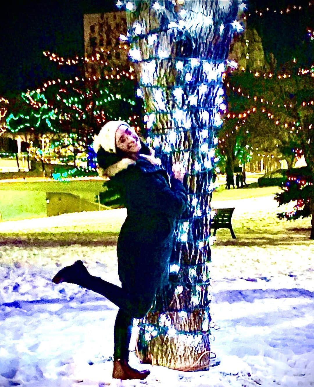 ケイトリン・オズモンドのインスタグラム：「Love me? I’ll just be over here hugging a tree! . . . . #edmonton #legislature #christmaslights #canadagoose #docmartens #treelights #lovealways」