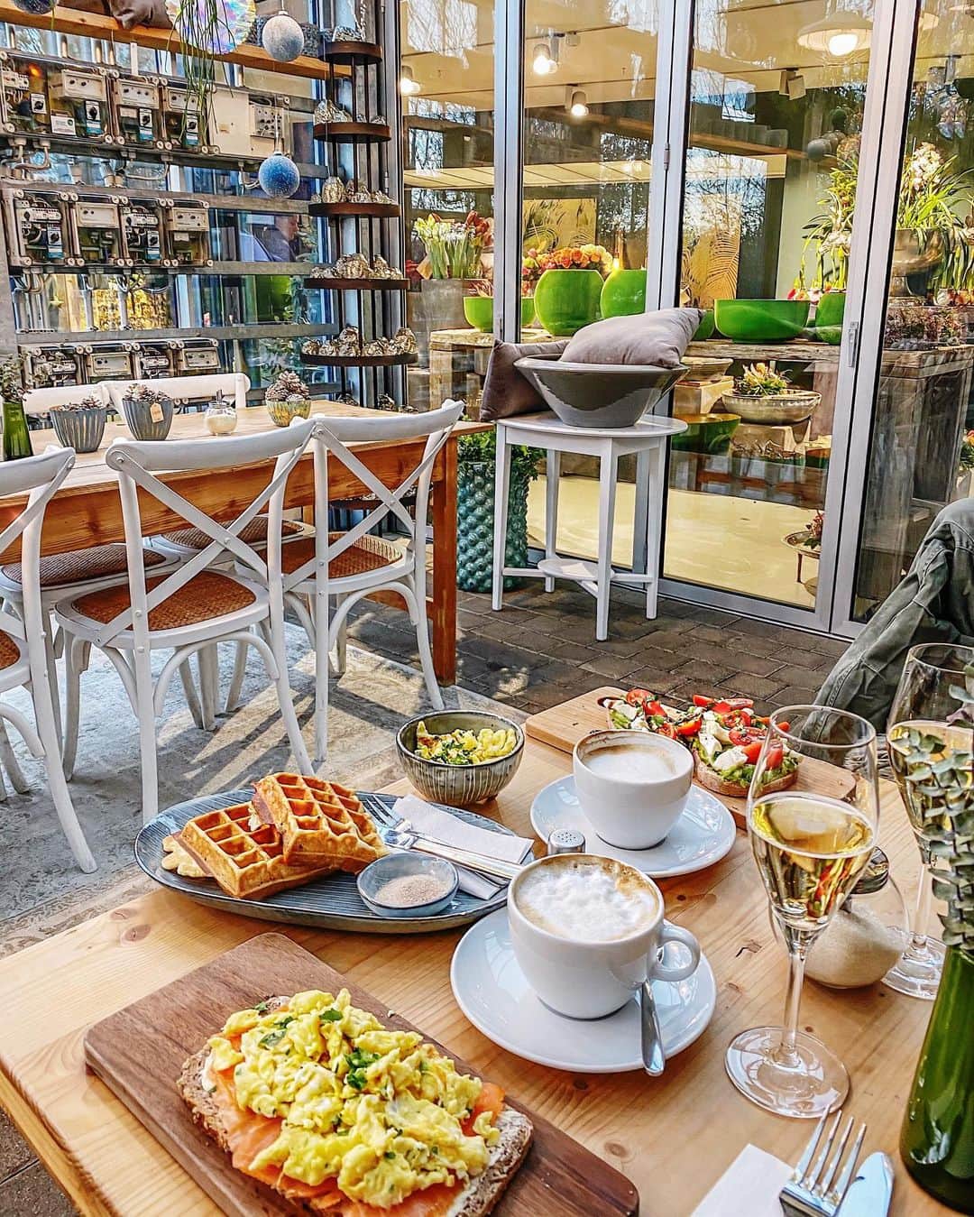 Anniのインスタグラム：「Perfect way to start the day 👯‍♀️🍞🍳+☕️ = ❤️ #breakfastwithfriends ——————————————————————————— • • • •  #blogger #inspiration #americanstyle #fashionblogger #food #essen #foodie #fashionblogger_de #blogger #inspo #girl #me #breakfast #breakfastideas #friends #frühstück #tumblr #pinterest」