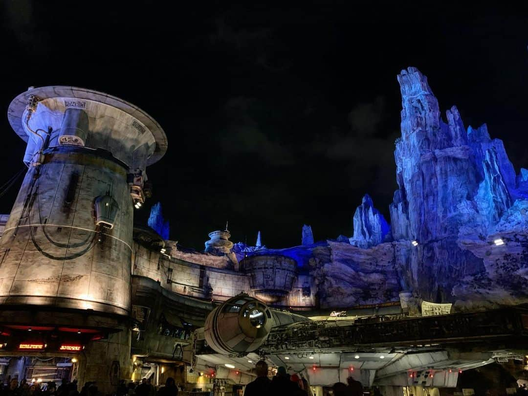 秋丸美帆さんのインスタグラム写真 - (秋丸美帆Instagram)「Night Ver.🌠 . #california #anaheimdisney #disneyland #disney #disneychristmas #christmas #america #anaheim #starwars #mileniumfalcon #starwarsgalaxysedge #カリフォルニア #アナハイムディズニー #ディズニー #ディズニーランド #アメリカ #アナハイム #クリスマス #スターウォーズ #ミレミアムファルコン #スターウォーズギャラクシーズエッジ」12月28日 11時56分 - mippy34