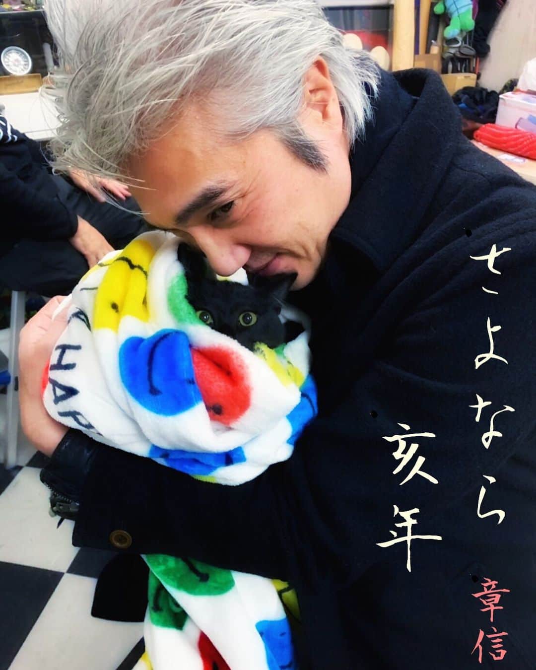 のインスタグラム：「ඟ バイバイ2019 バイバイマイギター  #イマイアキノブ #imaiakinobu」