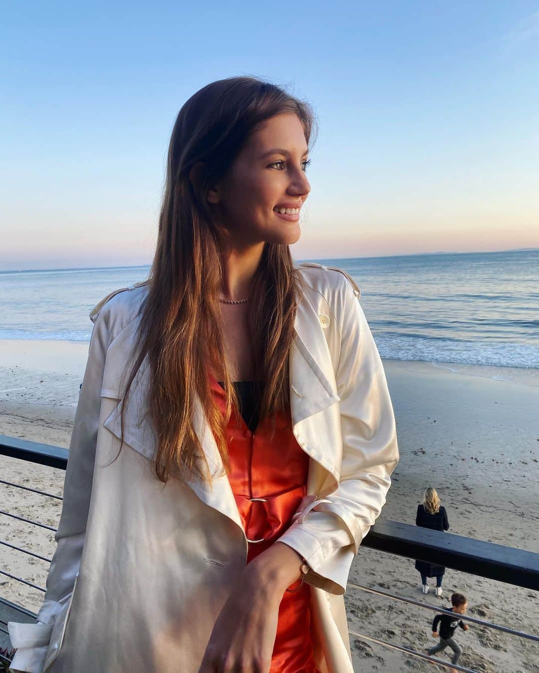 ヴァレリー・カウフマンのインスタグラム：「Hay un trozo de luz en esta oscuridad para prestarme calma. El tiempo todo calma 🌅」