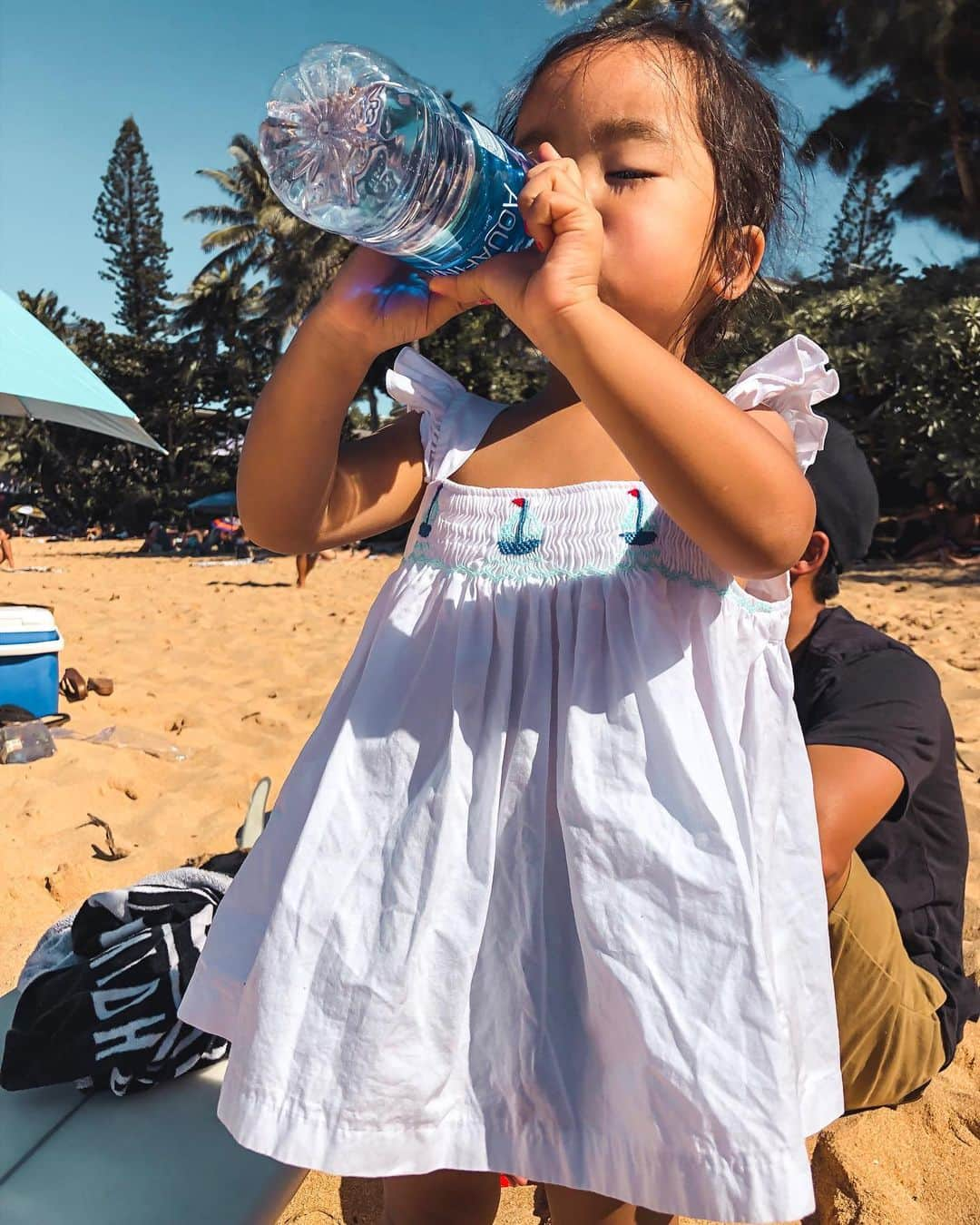 堀舞紀さんのインスタグラム写真 - (堀舞紀Instagram)「➡︎ スワイプ . . . . 4歳とのhawaii。 今回のハワイは授賞式に出席するのが 一応目的だったので… 移動もほとんどせず、 . . 近場のbeachかプールに行く事くらい。 とゆうか、 近くにはそれしか本当になくて🤣 バギー無しだったけど、どーにかこーにか乗りきりました。 (ブツブツ文句言われたけど！) . とってものんびりできて 日数の割にはやりたい事も全部やって 帰ってきたので🙄満足🌼 . . #cannyO が着てるチュニックは、 去年のハワイでブカブカだけど可愛すぎて買ったやつ。まだワンピースみたいだけど👾 . 胸のところが⛵️の刺繍なの。 生地のハリとかデザインとか💯で、 汚されるのが怖くて隠し持っていたイッピン🤣やっぱり南国で🏝着せたくなって チョイスしてきました〜 . . 4歳女の子。塩顔のthe!ニッポンジン!! として 似合う服をチョイスしてくのもなかなか楽しいですね💜 . . 私に似て？ 夏服の方が似合う🤣 (母親の偏った目線…) . . #maino_hawaii #northshore滞在記_  #子連れハワイ #hawaii滞在記  #散歩 #夏服 #季節感〜 #koa_two #塩顔 #最後の写真 #怒られて不貞腐れてる図 #1日中コレ 😥」12月28日 12時21分 - mainohori