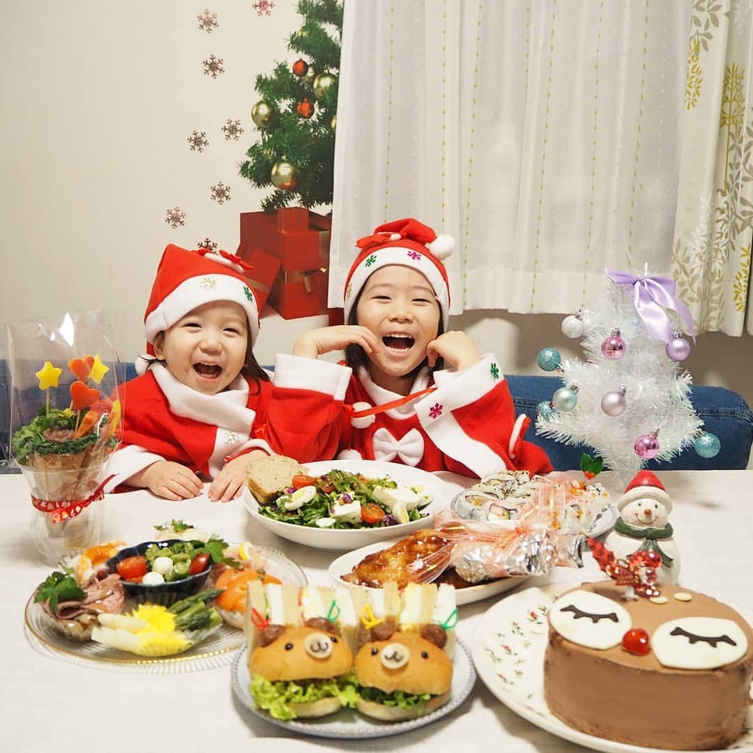 Kuboi Ayumiさんのインスタグラム写真 - (Kuboi AyumiInstagram)「保育園のクリスマス会のビデオを見ながら、おうちでクリスマスパーティー。﻿ ちょっと前ですが(笑)﻿ ﻿ 手遊びやダンス、劇や歌を披露してくれたのですが﻿ 日本語だけでなく、英語や中国語なども使っているクリスマス会。﻿ ﻿ 中でも谷川俊太郎さんの「生きる」の暗唱は見ていてうるうる。﻿ パパは隣で号泣していました。﻿ いろんなことに疑問も無く全力で頑張っている姿にパワーをもらっています。﻿ ﻿ そんなパパを横目にトナカイさんのケーキやくまさんのハンバーガーなどに大興奮しながら﻿ たくさん食べて、チキンにもかぶりつく娘たち。﻿ ﻿ サンタさんからたくさんのプレゼントをもらって﻿ 今年も楽しいクリスマスなのでした。﻿ ﻿ さぁ、そろそろ大掃除しないと！！﻿ ﻿ ﻿ #女の子ママ #赤ちゃんのいる生活 #リンクコーデ #SantaClaus﻿ #簡単レシピ #kurashiru #テーブルコーディネート #料理好きな人と繋がりたい #ホームパーティ ﻿ #料理 #cooking #おうちごはん #おうちカフェ﻿」12月28日 12時16分 - himekagami