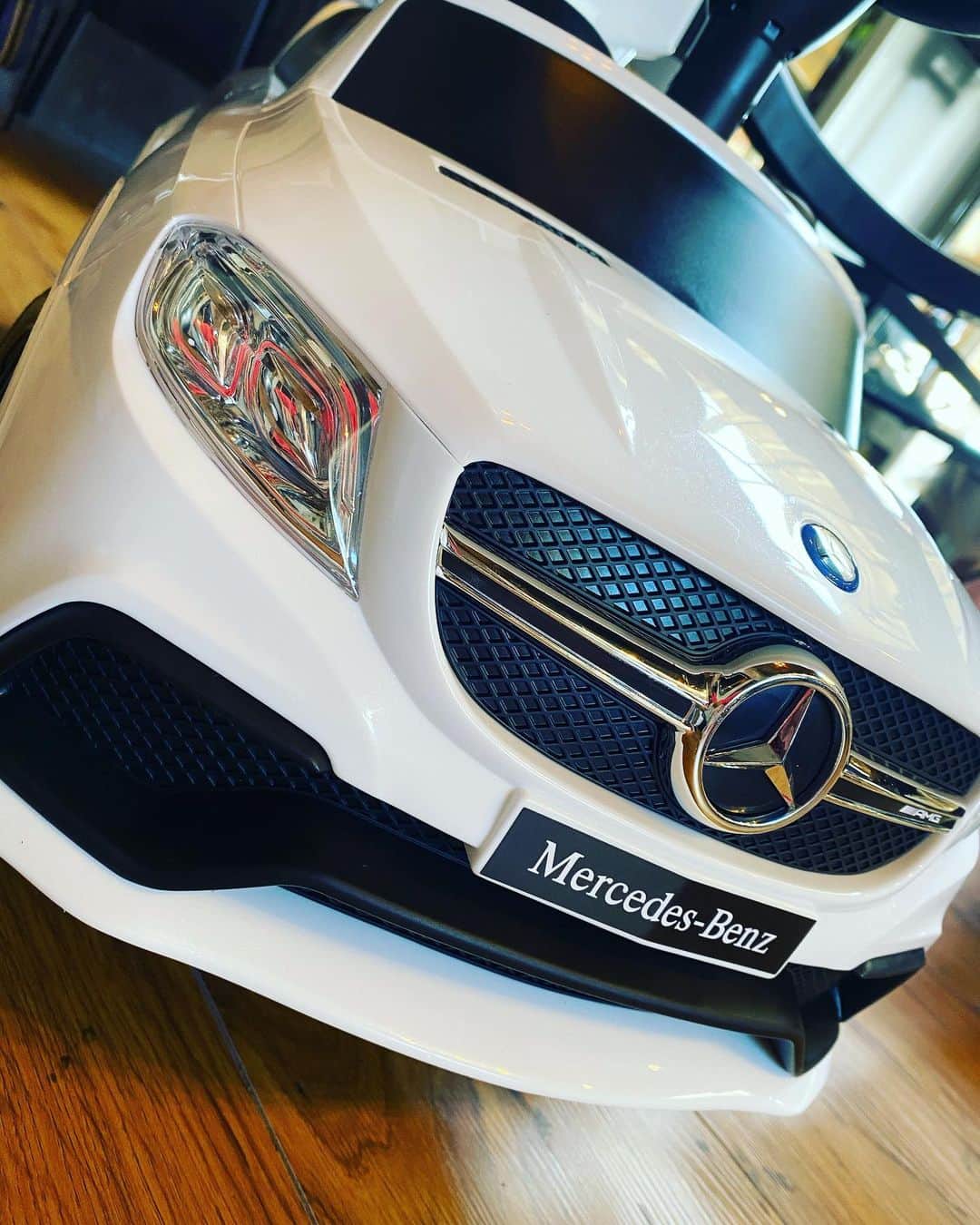 上原誠さんのインスタグラム写真 - (上原誠Instagram)「Mercedes Benz  玄ちゃんにベンツ🚗  後輩の川端がXmasプレゼントしてくれました🎁  良い後輩だ😊 ありがとう😘  #mercedesbenz」12月28日 12時23分 - m.uehara
