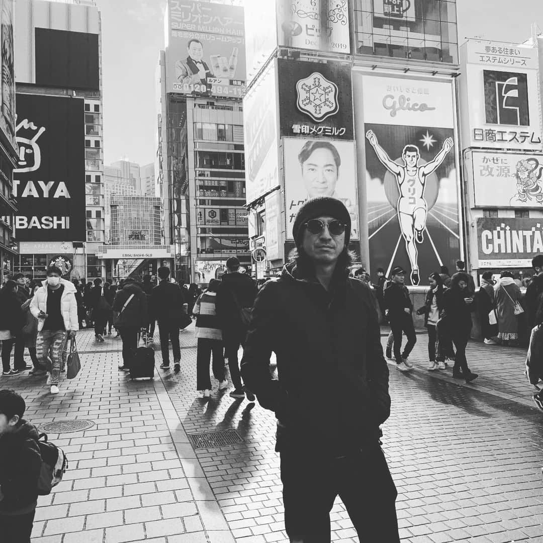 GLAYさんのインスタグラム写真 - (GLAYInstagram)「2019年最後の散歩のススメ in 大阪 #GLAY #TAKURO #タク散歩　#HAPPYSWING」12月28日 12時31分 - glay0525_official