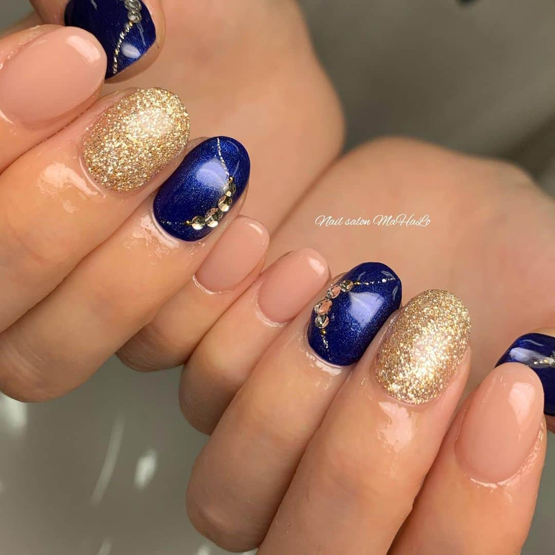 神原美香さんのインスタグラム写真 - (神原美香Instagram)「. . さつきNail☆ シンプルにラメラインは細め🥳✨ . . . . ‾‾‾‾‾‾‾‾‾‾‾‾‾‾‾‾‾‾‾‾‾‾‾‾‾‾‾‾‾‾‾‾‾‾‾‾‾‾‾‾‾‾‾ 随時ご予約受付中🌟 Nail salon MaHaLo 大阪＊梅田＊北新地 〠大阪市北区梅田1丁目2-2-B100号 大阪駅前第2ビルB1F ☎️06-6345-2220 📩mahalo.nail.0420@gmail.com LINE@📱@mahalo-umeda 当日ご予約も受け付けております✨ お気軽にお問い合わせください💖 ‾‾‾‾‾‾‾‾‾‾‾‾‾‾‾‾‾‾‾‾‾‾‾‾‾‾‾‾‾‾‾‾‾‾‾‾‾‾‾‾‾‾‾ #nail#ネイル#follow#instagood#beautiful#nailstagram#大阪#北新地#梅田ネイルサロン#大阪ネイルサロン#NailsalonMaHaLo#네일아트#네일#젤네일#gelnails#nailart#fashion#美甲#スカルプ#オトナ女子ネイル#可愛い#nails#ジェルネイル#ネイルデザイン#オフィスネイル#上品ネイル#冬ネイル#シンプルネイル#大人ネイル#うる艶ネイル」12月28日 12時32分 - mahalo.nail2012