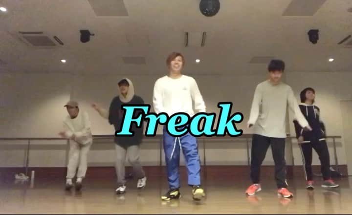 のインスタグラム：「年内ラストのレッスン動画♪ みんなナイスダンス🙌 Freak / Marteen(@marteen )feat. G-Eazy(@g_eazy ) #yastinchoreo ・ ・ ・ #ダンスレッスン #レッスン動画 #ダンス #ダンサー #geazy #marteen #dancehall #hotdance #trendingdance #choreograph #hiphop #hiphopdance #ヒップホップダンス #ヒップホップ #dancedance #dancelesson #dancemove #いいね返し̈ #l4l #urbanchoreography #ダンススタジオ #ダンス動画 #freakdancestudio #1milliondancestudio #endancestudio #bestdance #dancecamp #litdance #shootdance」