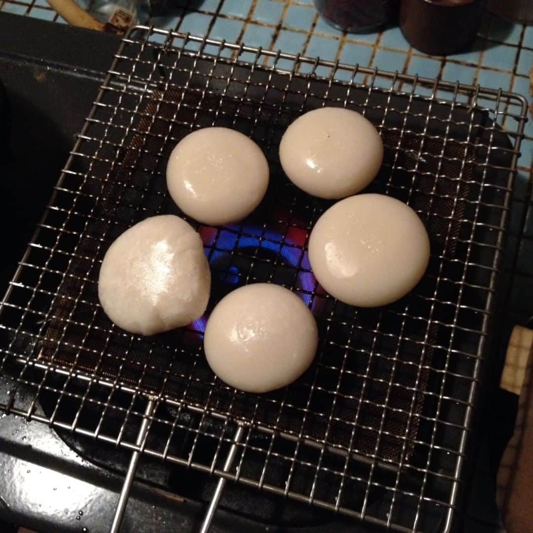 職人.comさんのインスタグラム写真 - (職人.comInstagram)「年越しが海外なので、お雑煮を食べてから出国しました。直火で焼いて膨らんだ熱々のものを別で作った具だくさんの汁に入れて食べます。とても美味しかったので6つ頂きました。 @shokunincom  #職人ドットコム #京都 #京都市 #手仕事 #暮らしの道具 #そうだ京都行こう #暮らしを楽しむ #京都旅行 #京都巡り #京都観光 #京都散策 #京都散歩 #モノづくり #ものづくり #工芸品 #民芸 #民藝 #民芸品 #手工芸 #日本製 #辻和金網 #焼き網 #焼網 #つじわかなあみ #手付焼網 #餅 #お雑煮」12月28日 12時42分 - shokunincom