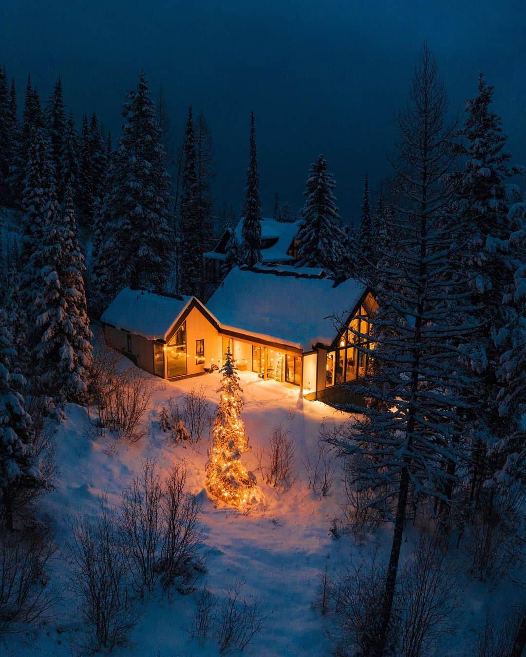 Alex Strohlさんのインスタグラム写真 - (Alex StrohlInstagram)「I’ve taken many photos of our new house so far but fresh snow, blue hour and lights on is my absolute favourite. Thankful for the crew @schoolhouse for being so helpful in designing our outdoor lighting setup..」12月28日 12時45分 - alexstrohl
