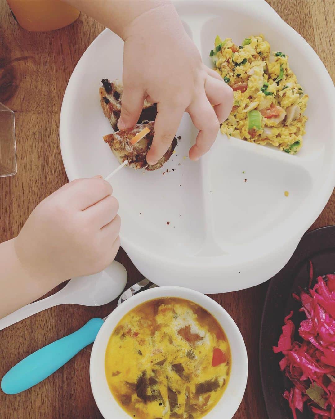 安田美沙子さんのインスタグラム写真 - (安田美沙子Instagram)「冷蔵庫の残り物や、今年使い切りたい食材で、朝昼兼用のごはん。 息子には、卵割って、野菜＆チーズを入れて、自分でまぜまぜしてもらいました😊✨ 七面鳥の残りと、セロリや小松菜、パプリカやトマト、粉末のカレールーを少し入れて圧力鍋でほっておくだけで、カレースープが😊✨ あとは、カプレーゼ、ザワークラウト、パン、とらやのアンペースト😍あとひと息で、生物は使いきれそう！ご馳走さまでした。 . . . . #instagood #instafood #brunch #みさこクッキング #手抜きごはん #cookformeありがとう #材料入れて押すだけ #ママにおススメ #お腹いっぱい @four_o_five_405」12月28日 12時48分 - yasuda_misako