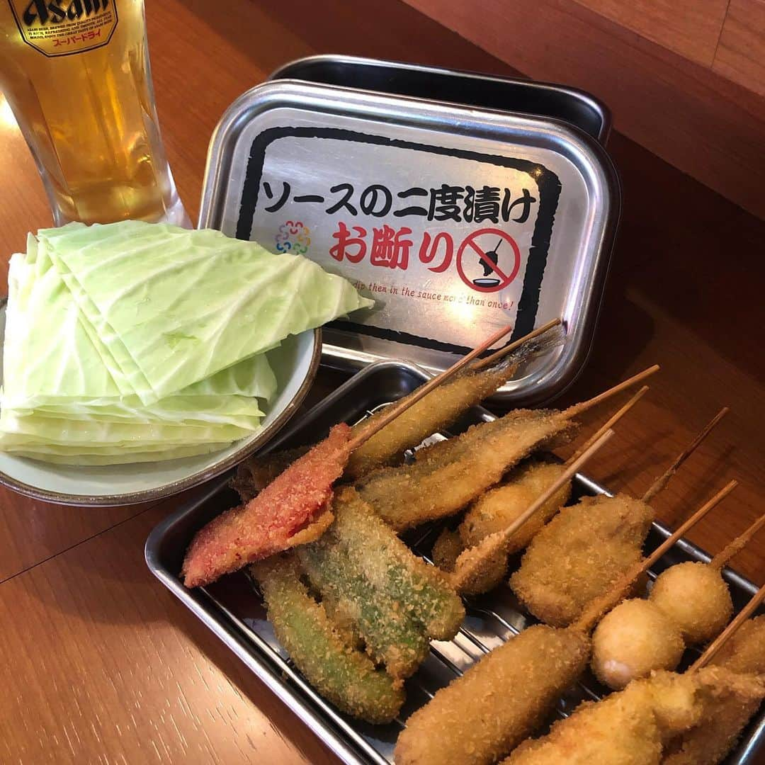 串カツ 新世界串カツいっとく【公式】のインスタグラム：「#いっとく本町店 . . こんにちわ❗️ 本町店は本日、 今年最後の営業になります😢 今年も皆様に支えられて 毎日フル回転でした☺️ 来年も今年の勢いを落とさず 元気に営業していきますので 是非「いっとく」へ😊 難波エリア 千日前店、法善寺店、難波中店は 年末年始休まず フル営業です❗️❗️ . . #本町店#ソースの二度づけ禁止 #キャベツのおかわり自由 #全力営業中 #年末年始営業 . .  #串カツいっとく#串カツ#新世界#居酒屋#お酒#美味しい#楽しい#名物#グルメ#大阪グルメ#大阪市#大阪#osaka#関西#japan#人気#l4l#follow#delicious#photogenic」