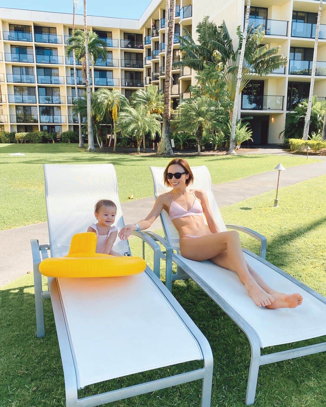 里見茜さんのインスタグラム写真 - (里見茜Instagram)「今が一番可愛くて一番手がかかる時期だね。と現地のおばちゃま👩‍🦱 その通りかもしれない😂☺️💗 #hawaii#hawaiiisland #pool#1month #babygirl#swim」12月28日 12時54分 - satomiakane
