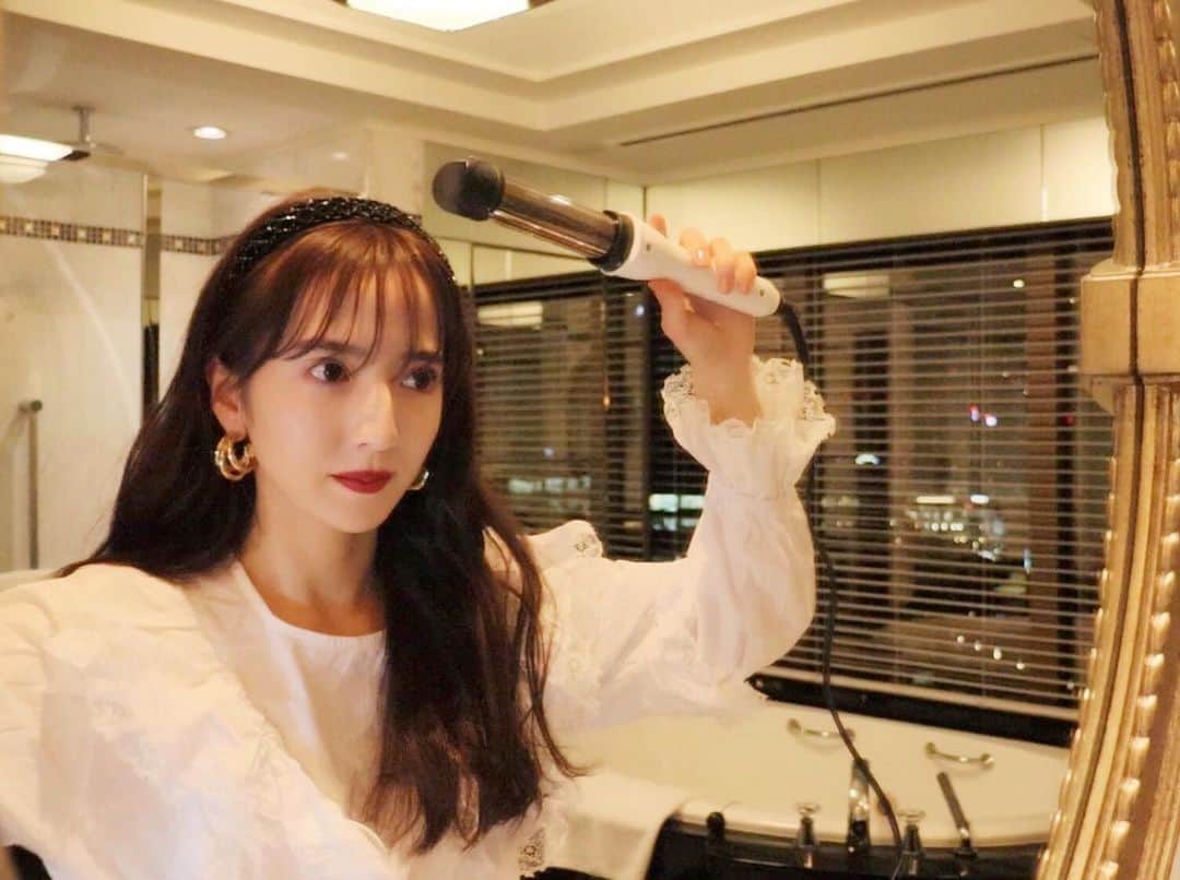 平木愛美のインスタグラム：「メリークリスマスでしたね🎄⚪️（おそい） そんな２５日の夜に、前髪巻き方の動画を撮り、翌日アップしたっよっ。  私は今年はお仕事納めも昨夜は所属事務所の忘年会も終了っ！ なんだかあたたかい忘年会時間でした！ 大阪の高校生の頃に出会い、もう何年もお仕事をともにしている事務所。 TRUSTAR 。 どんどん大きく進化してたくさんのかたが活躍されていて感慨深く、 ほんとに素敵な所属者のかたが多くて。 可愛く頼もしい後輩さんたちも増えて👼💕 ただただ、好きです。 . なんだか一気に年末モード。本日はおうちのことをやりきります！！！ 明日には毎年恒例の国内世界遺産旅のスタート🚅🚗🌈（ただ今年は世界遺産が無い場所。😂） 訪れたことがない地域なので楽しみです♡ みんなでとある４県をまわるよ、、、どこでしょう🕺」