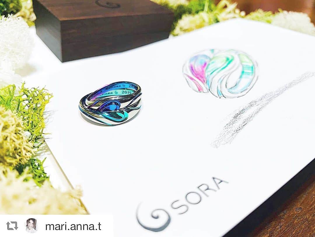 SORA ≪SORA表参道の公式アカウント≫のインスタグラム：「. ぜひ『 #結婚指輪sora 』のハッシュタグを入れて お写真を投稿してくださいね＊* . みなさんの素敵なご投稿はSORAの 公式アカウントでご紹介いたします！ . 本日は @mari.anna.t さまのご投稿をご紹介♪ . ･:*+.･:*+.･:*+.･:*+.･:*+.･:*･: 先日結婚指輪が出来上がりました❤️ なかなかデザインが決まらない中、色々提案して頂いて 想像以上の仕上がりでした😍 大事に使います☺️ . Nossa aliança♡ ･:*+.･:*+.･:*+.･:*+.･:*+.･:*･: . #結婚指輪 #婚約指輪 #表参道 #金属アレルギー #金属アレルギー対応 #レアメタル #鍛造  #手作り #手作り指輪 #マリッジリング #エンゲージリング #ブライダル #ウェディング #プレ花嫁 #クリエィティブ #デザイン #個性的 #bridal #wedding #jewelry #ring #weddingring #creative #design #japaneseart #madeinjapan ﻿」