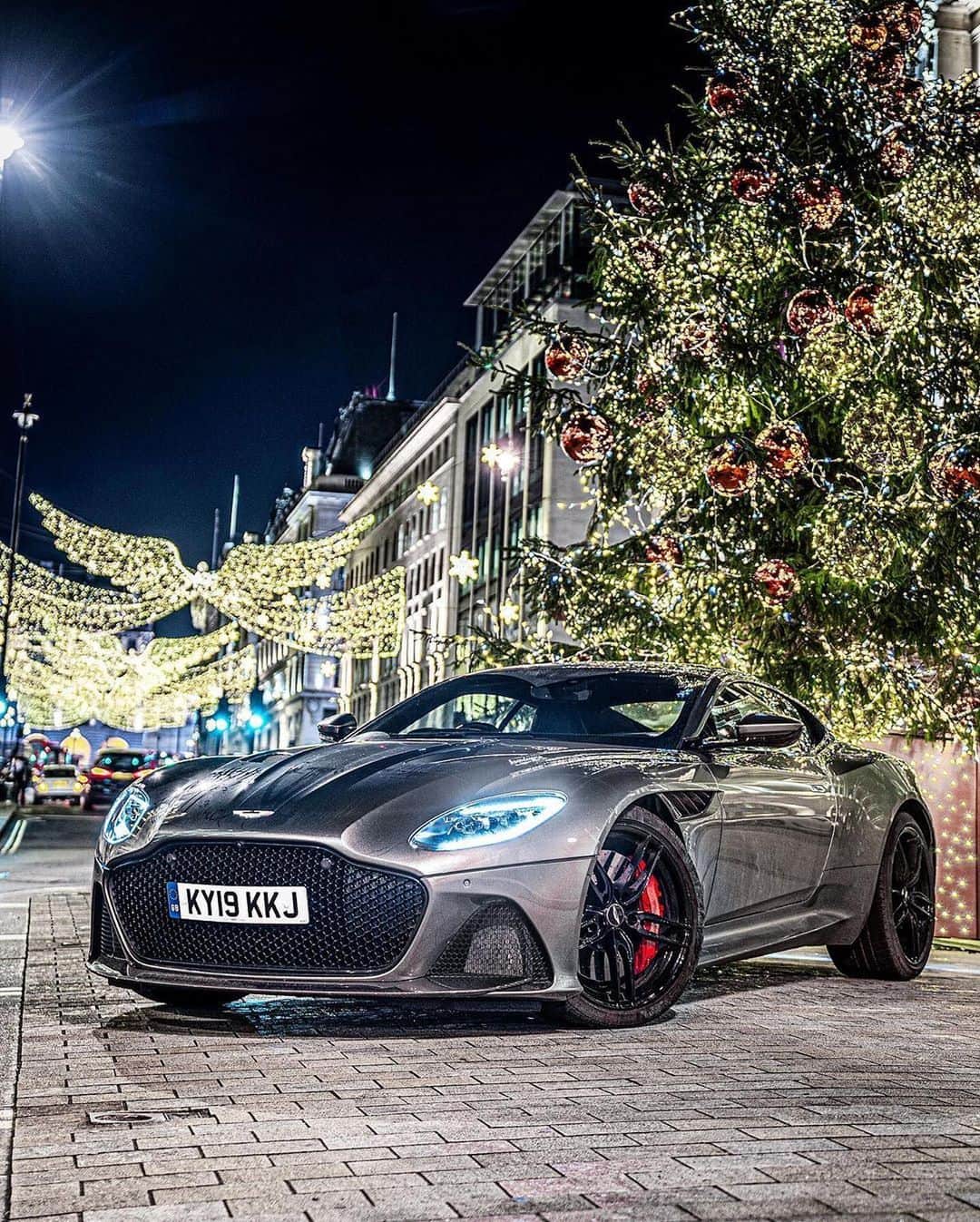 CarsWithoutLimitsさんのインスタグラム写真 - (CarsWithoutLimitsInstagram)「Aston Martin DBS Superleggera Photo @carms #carswithoutlimits #dbssuperleggera」12月28日 13時03分 - carswithoutlimits