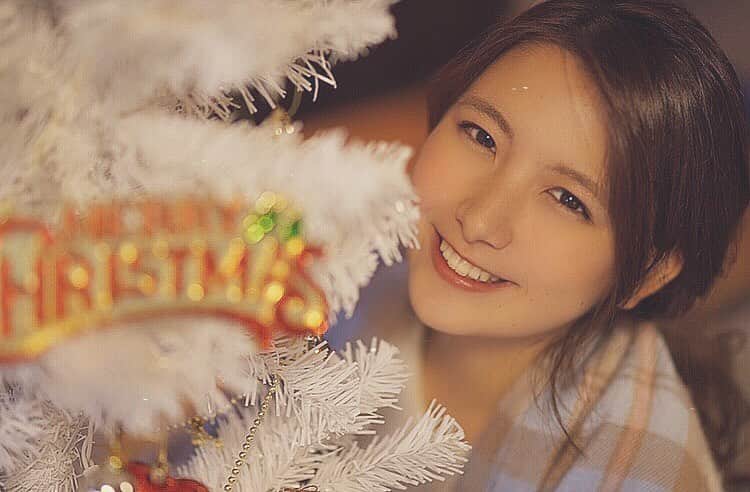 のインスタグラム：「. だいぶ遅くなっちゃったけど😂 今年特に写真撮ってないので 4年前のメリクリをお送りします🎅🏽❣️ . みんなの投稿見てるだけで 幸せな気持ちになったよ〜🥰🎄 . #merrychristmaseve #merrychristmas  #4yearsago #longhair #collegestudent  #salonmodel #hairmodel #model」