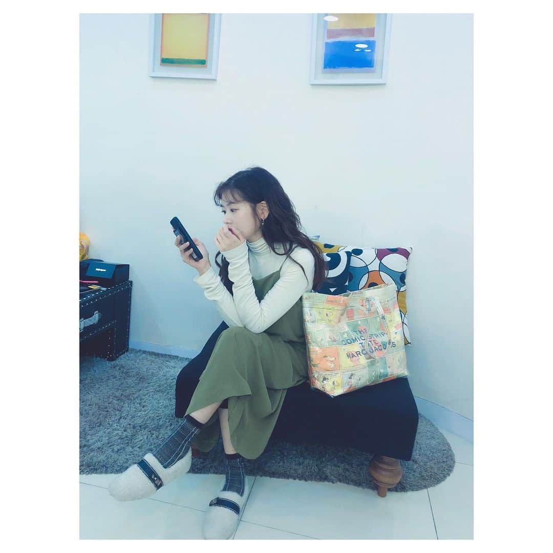 チョン・ソミンのインスタグラム：「쏨댕이들 안뇽🙌🏻 저녁즈음 찾아올 예정❗️(뭔지알됴?) 밖에 추워요 다들 따숩게 입어요🧥🧣🧤🧦」
