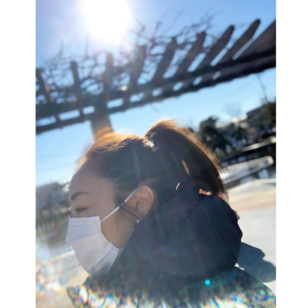 神崎恵さんのインスタグラム写真 - (神崎恵Instagram)「まだ仕事納めはしていませんが。 休みに入った息子たち👨‍👨‍👦 三男は、お休みに入ったのがワクワクすぎてか朝５時に起きるという🌅 力とワクワクが溢れてまくり。 公園で思い切り遊んできました。 寒いけど、清々しい。 空気が澄んでる✨ #northface にパールのピアス どカジュアルにパール、すきです。」12月28日 13時31分 - megumi_kanzaki