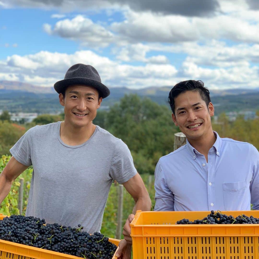 都倉賢のインスタグラム：「【クラウドファンディング経過報告】﻿ ﻿ 本当に沢山の方の支援のおかげでここまで順調にクラファン出来ております。﻿ ﻿ 目標金額は即日達成することができましたが、まだまだ沢山のリターンを用意しておりますので皆さんのご支援お待ちしております！ ﻿ ﻿ ▼まだ参加していただけるリターンリスト﻿ ﻿ ・ワイン（サイン入り）﻿ ﻿ このリターンを選んだ方の中から抽選で1名に僕が直接ワインを渡しに行かさせてもらいます！﻿ そして5名の方に今回応援してもらった感謝の気持ちを込めて直接電話させてもらいます。 ﻿ ﻿ ・ワインのラベルにあなたの名前が入ります(ちなみに、このリターンは即日sold outしたのですが急遽1枠空きが出ました…！ラスト1枠。どなたの名前が入るのか、楽しみです！) またご報告させてください！﻿ ﻿ 引き続き宜しくお願いします！！ クラファンの詳細はインスタのプロフィールから飛べますので宜しくお願いします🤲﻿ ﻿ #都倉ワイナリー」