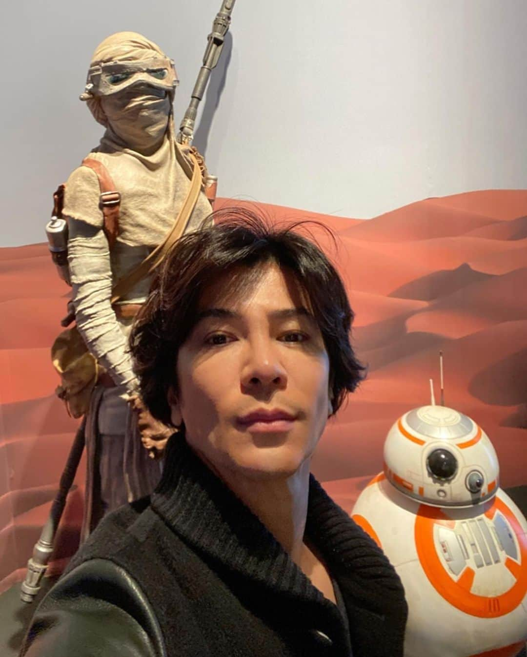 武田真治さんのインスタグラム写真 - (武田真治Instagram)「2019.12.27.やっと行けた！『最後のスターウォーズ展』💫　僕がデザインさせて頂いた#カイロレン のマスクも展示されてました(//∇//) R2-D2やC-3PO、BB-8 と記念撮影もできてサイコーです🌟　29日、明日まで‼️ #スターウォーズ　#STARWARS #武田真治」12月28日 13時38分 - shinji.takeda