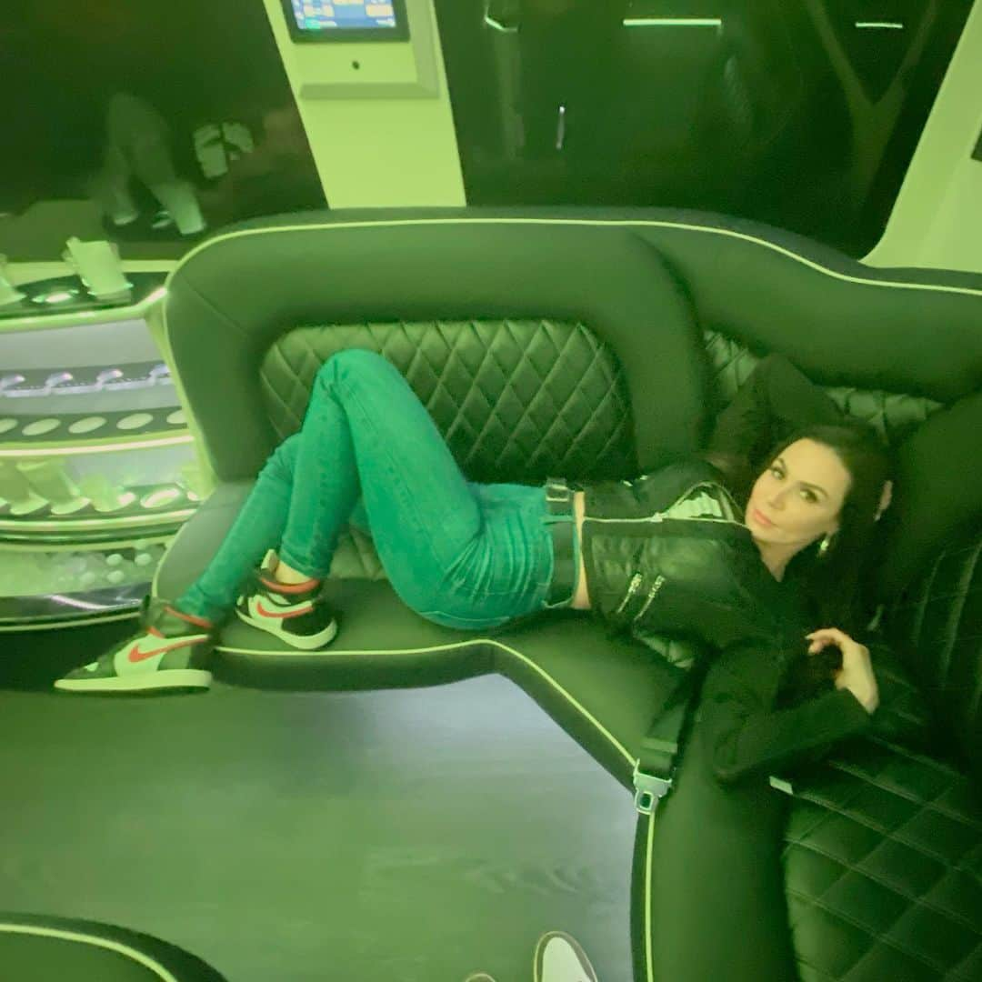 Kendra Lustさんのインスタグラム写真 - (Kendra LustInstagram)「Riding home in style tonight .. thank you @topnotchpartybus #wwedetroit was fun!! #partybus #limo #jsonmyfeet」12月28日 13時40分 - kendralust