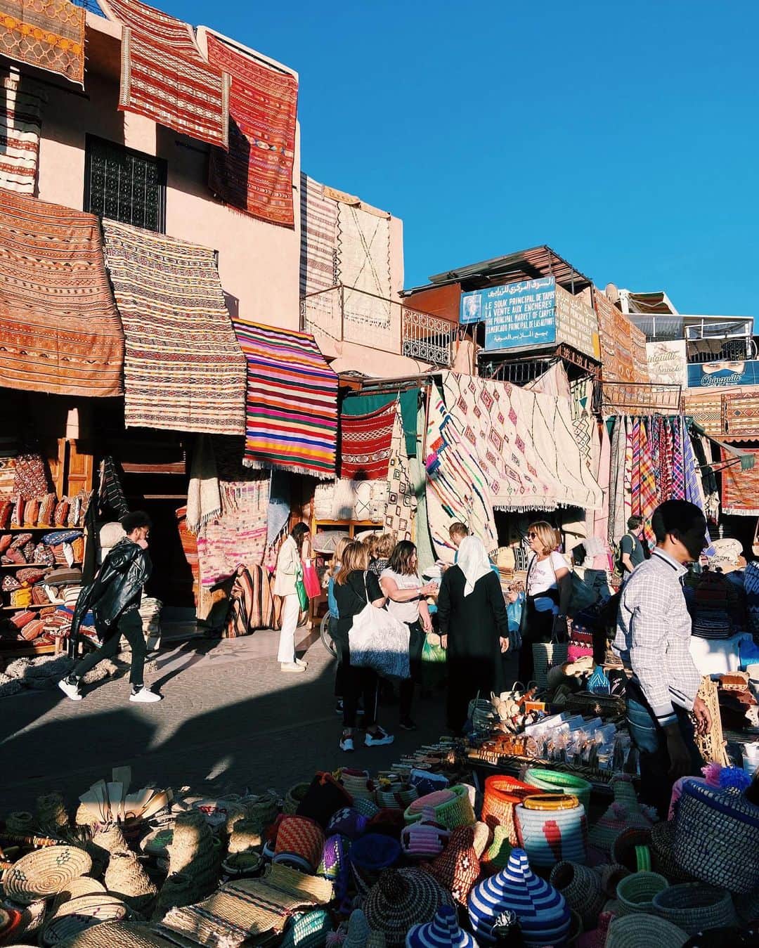 Little Sunny Biteさんのインスタグラム写真 - (Little Sunny BiteInstagram)「#marrakesh に着いてからあてもなくフラフラしながら、行きたかったマーケットに辿り着きました🤍アラジンみたいな街並みが可愛くて昼間は暖かいし今日はずーーーーと歩いてた🚶‍♀️💓　モロッコは雑貨天国です😇 #morocco #soukmarrakech」12月28日 13時46分 - littlesunnybiteyoppy
