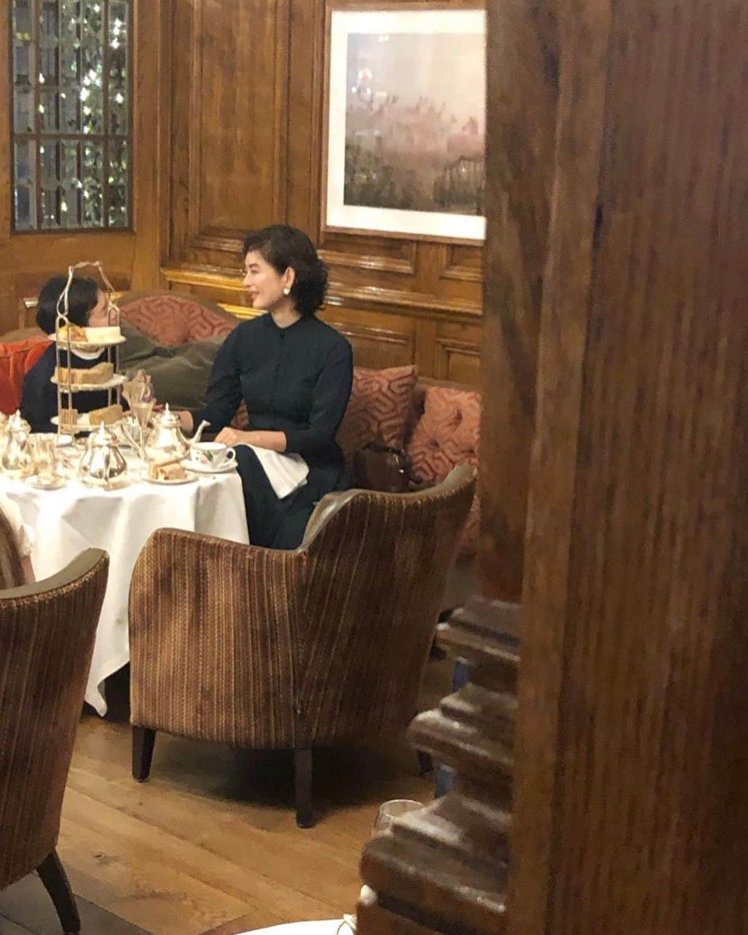 白澤貴子さんのインスタグラム写真 - (白澤貴子Instagram)「This london trip is for my son who love the tea time now.﻿ ﻿ 毎年年末は海外と決まっている私たちが仕事のスケジュール問題で諦めかけていた頃、突然この旅を決めたのは紛いもなく息子がきっかけ。﻿ ﻿ ジュースはほぼ嫌い、水以外なら牛乳と烏龍茶と麦茶しか飲まない冒険嫌いの彼が突然紅茶にハマり、気分が盛り上がっているうちに本場を見せてあげたくて急遽スケジュールを修正しロンドン行きを決定。﻿ ﻿ 1ヶ月前という直前の動きだったので1番の候補は終日満席だったけれど、その次に目星をつけていたビクトリア女王も訪れたというイギリス最古のホテルのティールームは予約がとれてグルテンフリーのアフタヌーンティーを愉しむことができました。﻿ ﻿ 彼はフローラル、私はスパイス系、主人はシンプルな紅茶、とそれぞれの好みを選び、見た目は派手ではないけれどなかなか美味しいグルテンフリーのサンドウィッチやスイーツを生演奏のピアノの音色を聴きながら堪能。﻿ ﻿ 私が大好きな、目を細めながら斜め上に顔を上げひとり悦に入る息子の顔を何度も見られて幸せでした。﻿ ﻿ 顔がしっかり写っていなくても分かるご機嫌な息子の様子は2枚目に。﻿ ﻿ #白澤とロンドン #afternoontea」12月28日 13時53分 - takakoshirasawa