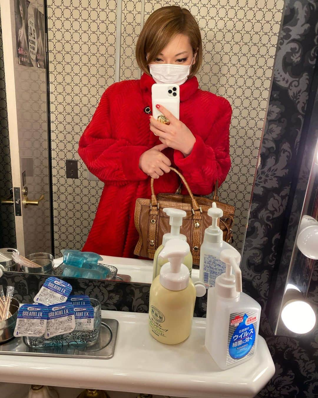 真境名ナツキさんのインスタグラム写真 - (真境名ナツキInstagram)「昨日は西麻布の仕事納めでした❤️ 爽やかな忙しさそしてタクシーが全くいなくて泣きそうだった金曜日w 今日はもう一つの方の仕事納め！明日から家族旅行だぁ！楽しみ🚞 #西麻布 #西麻布どんずば #ニューハーフ  #lgbt #lgbtq  iPhone7がご臨終したのでiPhone11pro MAXにかえました🤳 写真撮らな過ぎてオーバースペックの極みwww 訳の分からない夜景でも見たくもないのに行こうかしら…まるでリア充のようにw」12月28日 13時56分 - natsuki_maji_bubutado