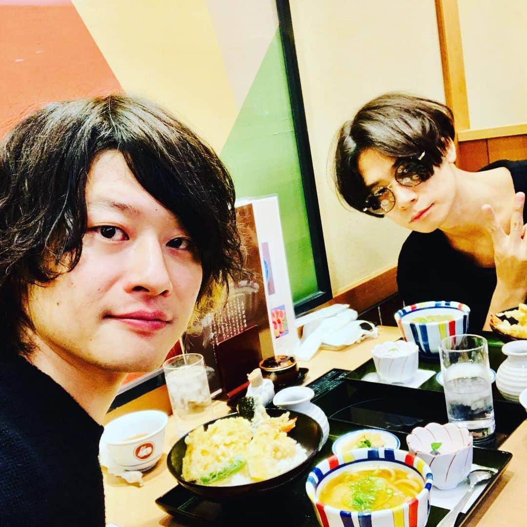 磯部寛之さんのインスタグラム写真 - (磯部寛之Instagram)「Feast before heading for another winter rock festival CDJ. We had a blast last night at RADIO CRAZY in Osaka, thank you to those who came out to have fun with us. CDJ here we come! Hiro CDJ向かう前に大阪で洋平と腹ごしらえ。昨夜はRADIO CRAZY最高に楽しかったです。我々のステージを楽しみに来てくれた皆さんありがとうございました。そして今夜は幕張でCDJ！ひろ #alexandros #radiocrazy #レディクレ #cdj #新大阪駅 #ミックス天丼 #天丼 #きつねうどん」12月28日 14時11分 - hiro_isobe_alexandros