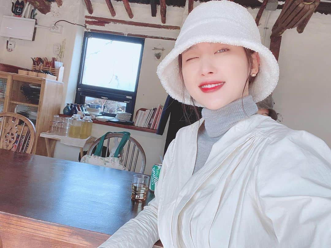 ヒョンア さんのインスタグラム写真 - (ヒョンア Instagram)「해가 쨍쨍☀️ 이 모자는 괜찮자나 그치? 🌝 . . #레이식당제주」12月28日 14時21分 - moongom119