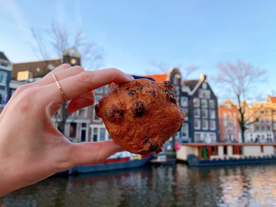山野ゆりのインスタグラム：「オランダでは年越し蕎麦の代わりに食べるという〝OLIEBOLLEN〟オリボーレン。 年末年始の期間限定で食べられるというこのサーターアンダギーみたいなオリボーレンはドーナツの原型と呼ばれてるそうです🍩 そしてこれね、中がモッチモチで適度にジューシーでめっちゃくちゃ美味しい♡♡♡ 私はパン屋さん〝Hartog〟ハルトーグで買ったのだけど、オリボーレン専門の屋台もちらほら見かけました👀  ちなみにハルトーグは100年以上続く老舗パン屋さんで、全粒粉のみを使用したパン作りをしているので、小麦の香りが独特。  ここではオランダ発祥のパン〝ダッチブレッド〟もゲット♡発祥なのにこのダッチブレッドを探すのに結構苦労して。（オランダ人はあまり食べないそうです😂  ダッチブレッドは日本で食べると中にチーズが入っている事が多いのだけど、ここのはプレーンで何も入ってない食事パンでした🍞かなりハードなクラストの食感と全粒粉の味わい深い、慈悲深い味がする‥♡♡ #オランダ#アムステルダム#パン#🍞#🥖#🥐#年越し蕎麦  #年越しオリボーレン#oliebollen #bread#netherlands #yummy」