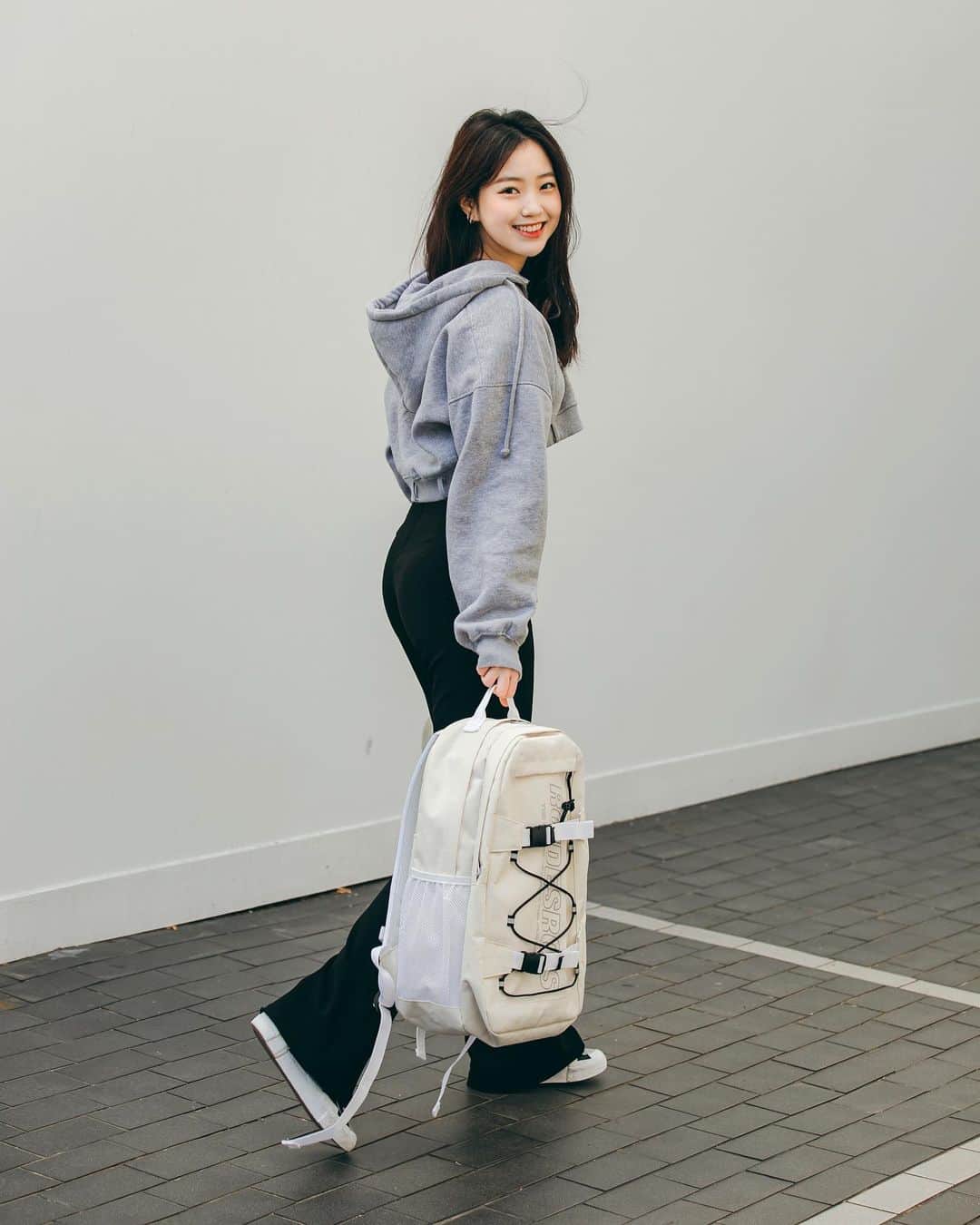 가로수길 , Seoulのインスタグラム：「Seoul Street Fashion Style Thx @dieuleveutfemme 🔥 미국에서 온 아이 . . #서울패션위크 #sfw #오오티디 #nyc #koreafashion #패션그램 #womenswear #nyfw #데일리그램 #outfit #ootd #street #streetfashion #streetphoto #가로수길 #이태원 #사진 #스트릿패션 #모델 #wiwt #nyfw #pfw」